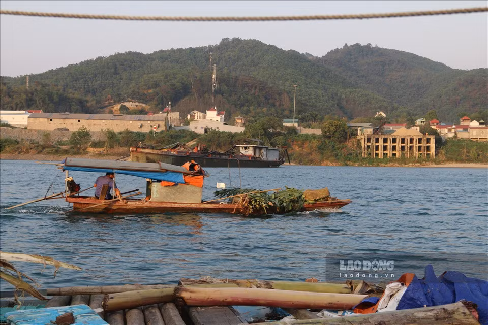 Đầu tháng 3.2022, có mặt làng vạn chài, theo quan sát của PV Báo Lao Động, những chiếc thuyền nhỏ là phương tiện đi lại, cũng là "cần câu cơm" của những người dân.