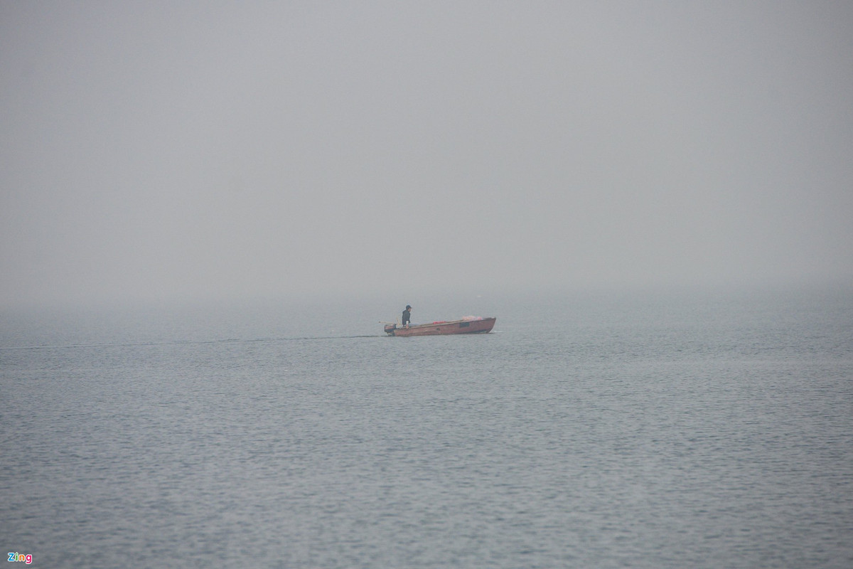 Khung cảnh Hồ Tây lúc 8h30 với màn sương dày bao phủ.