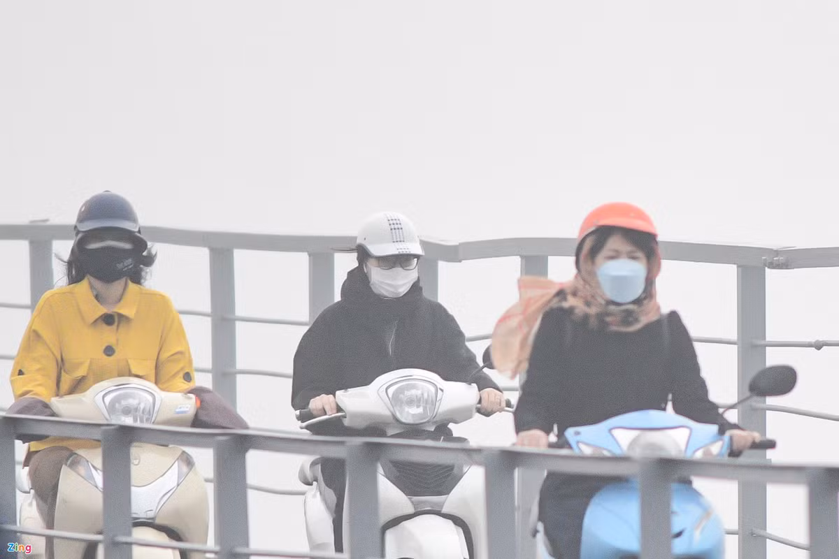 Chi cục Bảo vệ Môi trường Hà Nội cho biết tình trạng ô nhiễm không khí tại thủ đô có nguyên nhân thời tiết ấm lên, tốc độ gió thấp dẫn đến nồng độ các chất ô nhiễm không được khuếch tán.