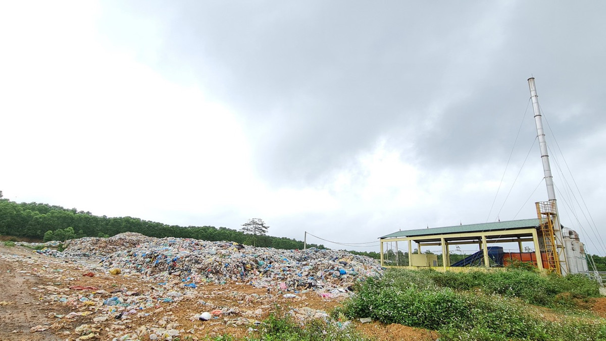 Ông Nguyễn Tân Cương – Giám đốc Ban Quản lý Dự án Đầu tư xây dựng và Phát triển quỹ đất huyện Cam Lộ cho biết, dự án được UBND huyện Cam Lộ giao cho Ban làm chủ đầu tư được khởi công vào năm 2019, đến năm 2021 hoàn thành và được bàn giao cho HTX Dịch vụ môi trường và Công trình đô thị huyện Cam Lộ quản lý, sử dụng và vận hành. Để vận hành được lò đốt, mỗi năm cần ngân sách khoảng 1,4 tỷ đồng nên lò đốt tạm dừng hoạt động từ đó đến nay.