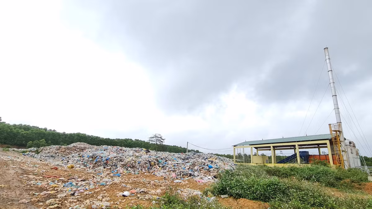 Ông Nguyễn Tân Cương – Giám đốc Ban Quản lý Dự án Đầu tư xây dựng và Phát triển quỹ đất huyện Cam Lộ cho biết, dự án được UBND huyện Cam Lộ giao cho Ban làm chủ đầu tư được khởi công vào năm 2019, đến năm 2021 hoàn thành và được bàn giao cho HTX Dịch vụ môi trường và Công trình đô thị huyện Cam Lộ quản lý, sử dụng và vận hành. Để vận hành được lò đốt, mỗi năm cần ngân sách khoảng 1,4 tỷ đồng nên lò đốt tạm dừng hoạt động từ đó đến nay.