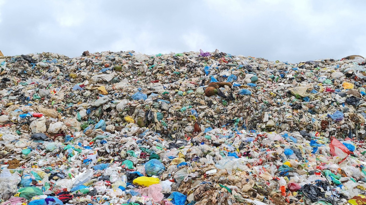 Trao đổi với PV, ông Trần Hoài Linh – Phó Chủ tịch UBND huyện Cam Lộ cho hay, lò đốt đầu tư xây dựng nhằm phục vụ xử lý rác trên địa bàn. Khi công trình hoàn thành, đã cho chạy thử 1 tháng và đều đạt công suất theo thiết kế. Tuy nhiên, khâu vận hành đang gặp khó khăn do thiếu kinh phí duy trì, hiện huyện đang đề nghị tỉnh quan tâm hỗ trợ thêm kinh phí để vận hành trở lại.