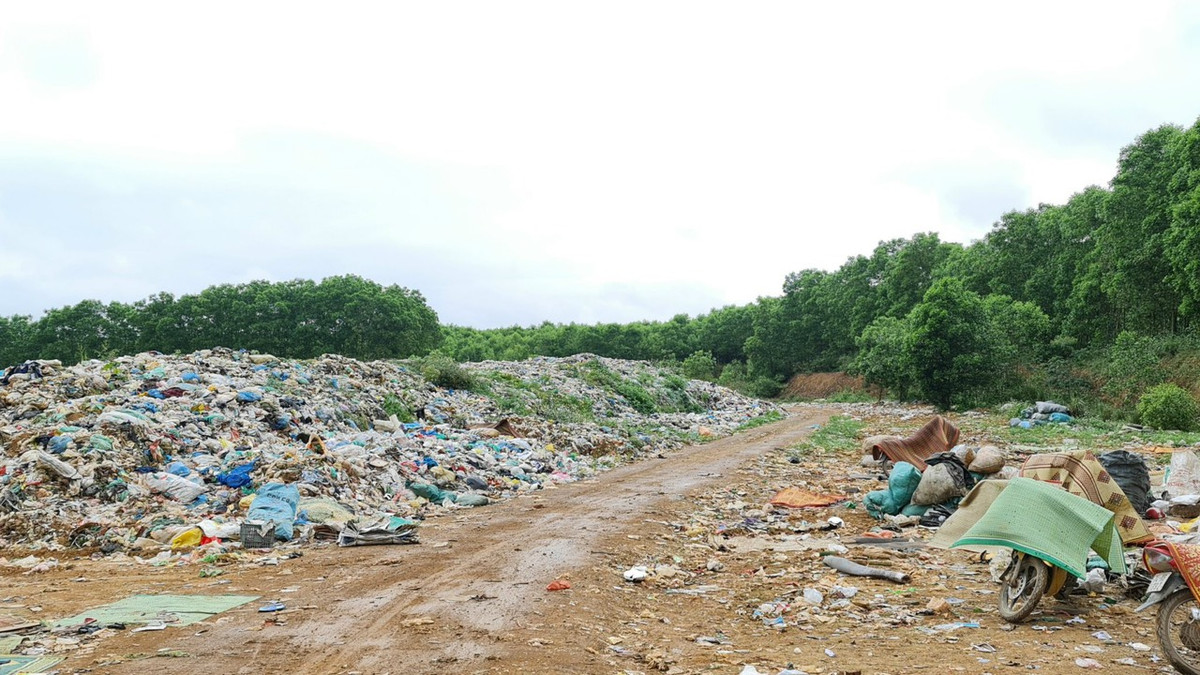 Theo Sở Tài nguyên và Môi trường tỉnh Quảng Trị, tại thời điểm tiến hành kiểm tra mới đây, khu vực ô chôn lấp bãi rác huyện Cam Lộ hiện tại đã lấp đầy, rác phát sinh hàng ngày đổ xung quanh khu nhà đốt rác với lượng khá lớn và lò đốt không hoạt động. Quá trình vận hành thử còn gặp phải một số khó khăn do rác chưa được phân loại, nhiều loại rác lẫn lộn không thể đốt. Ngoài ra, do chưa có mái che khu phơi rác và khu chứa củi nên rác ướt, rất khó đốt. Một số hạng mục dự kiến đầu tư nhưng thiếu kinh phí như nhà mái che phơi rác, đầu tư ô chôn lấp mới để giảm tải cho ô chôn lấp cũ.