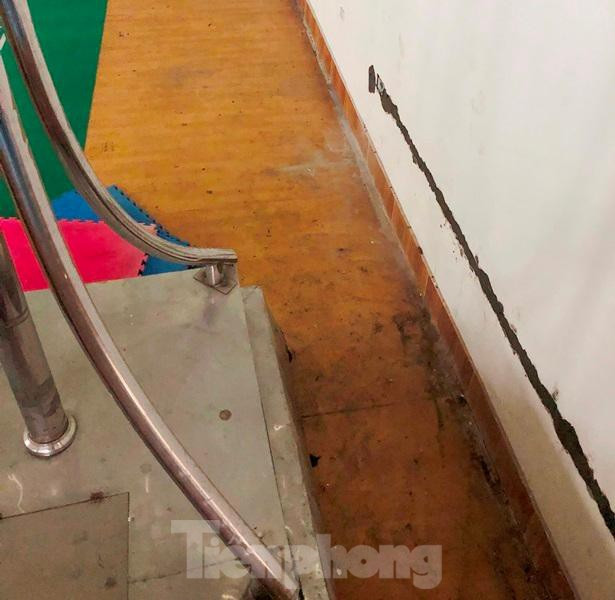 Có mặt tại đây trong 2 ngày cuối tuần vừa qua, PV Tiền Phong ghi nhận, các đơn vị đang sửa chữa những khu vực hư hỏng bên trong nhà thi đấu chính.