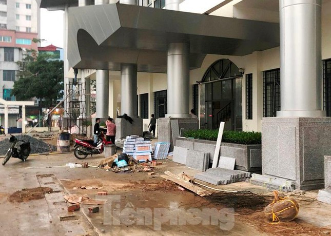 Bên ngoài, đơn vị đang tiến hành ốp đá lại các trụ cột, lát lại sân, bậc thềm lên xuống nhà thi đấu chính. Tuy nhiên, công việc vẫn ngổn ngang, khối lượng thi công còn lớn. 