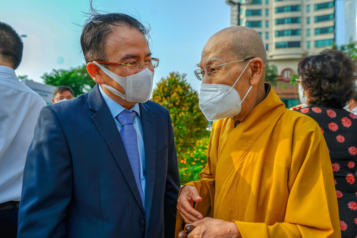 Theo ông Nguyễn Kim Toản (GĐ công ty TNHH Thường Nhật - Saigon Water Bus) nói việc tài trợ cho công trình trùng tu tượng đài Đức thánh Trần Hưng Đạo và công viên Mê Linh là một trong những nghĩa cử thiêng liêng.