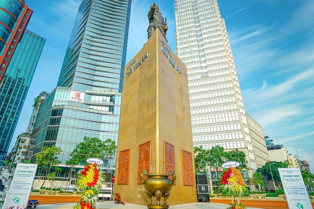 Sáng nay, UBND TPHCM cung thỉnh lư hương từ đền thờ Đức Thánh Trần Hưng Đạo trên đường Võ Thị Sáu về đặt ở vị trí cũ dưới chân tượng đài.