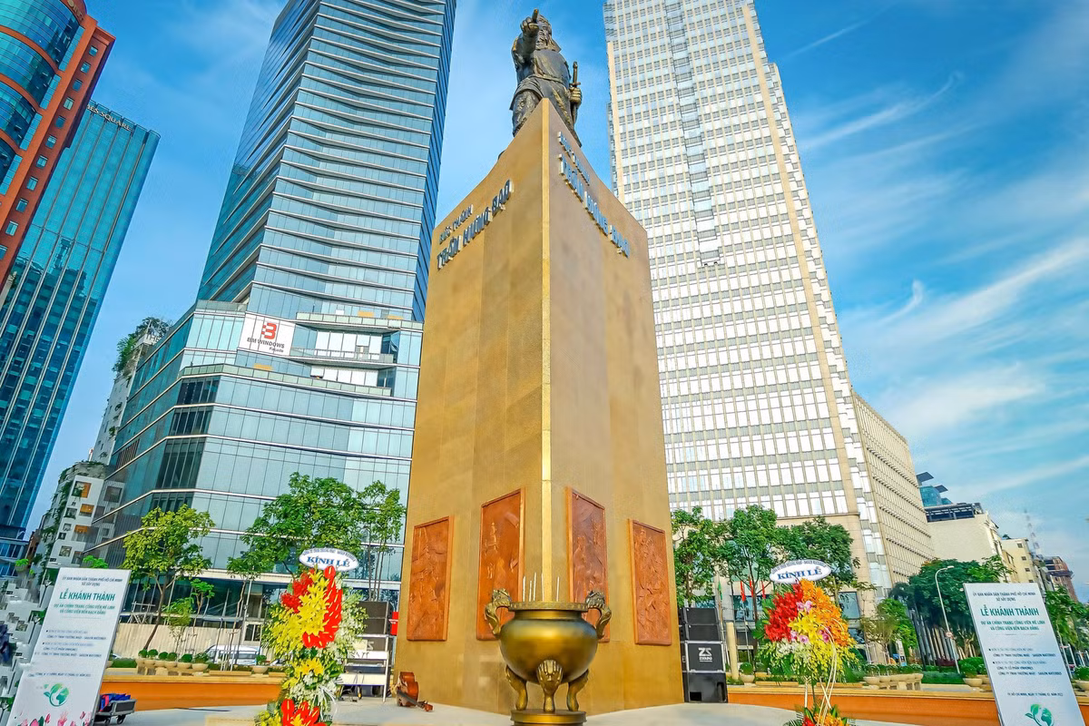 Sáng nay, UBND TPHCM cung thỉnh lư hương từ đền thờ Đức Thánh Trần Hưng Đạo trên đường Võ Thị Sáu về đặt ở vị trí cũ dưới chân tượng đài.