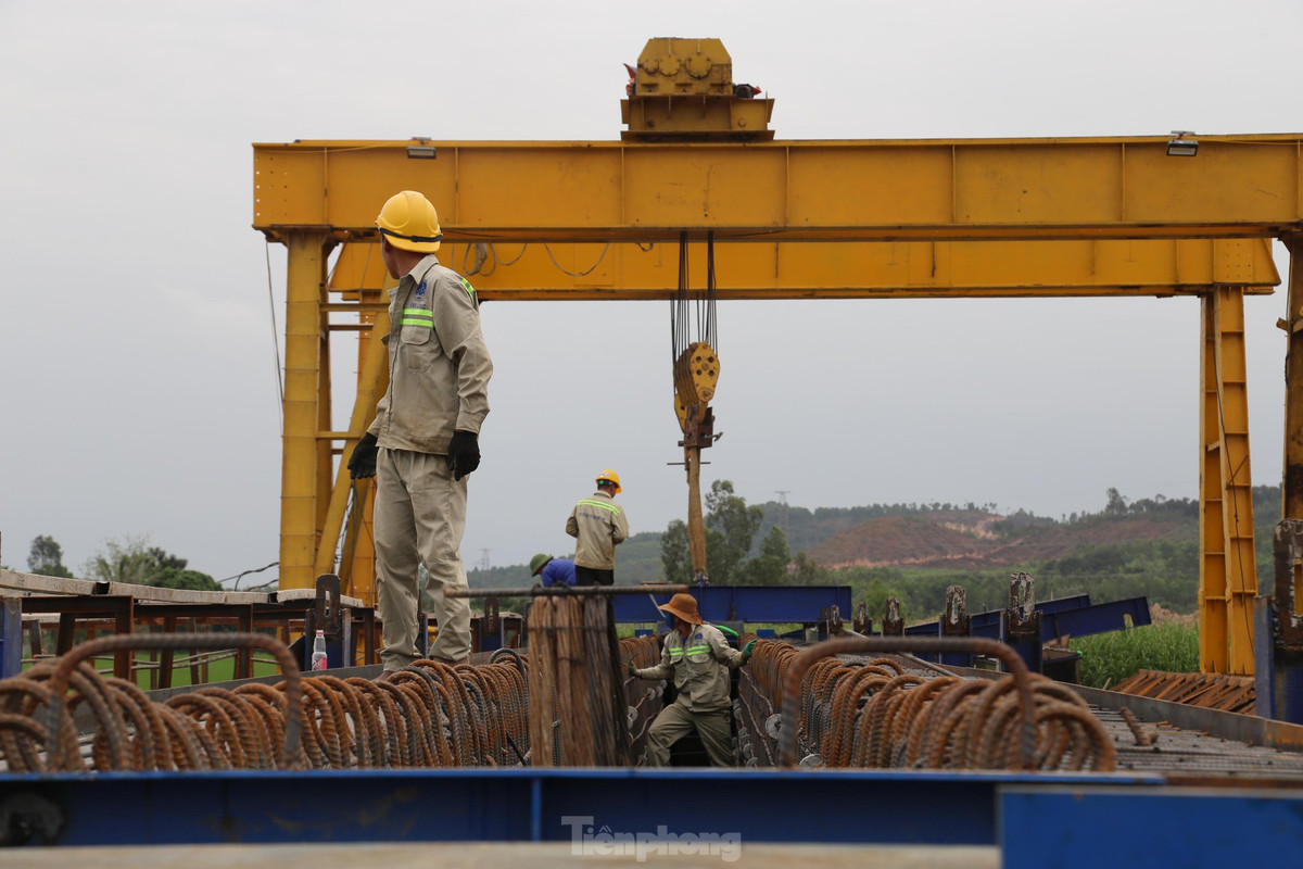 Các cây cầu trên tuyến cao tốc đang được đơn vị thi công đẩy nhanh tiến độ, gấp rút hoàn thành.