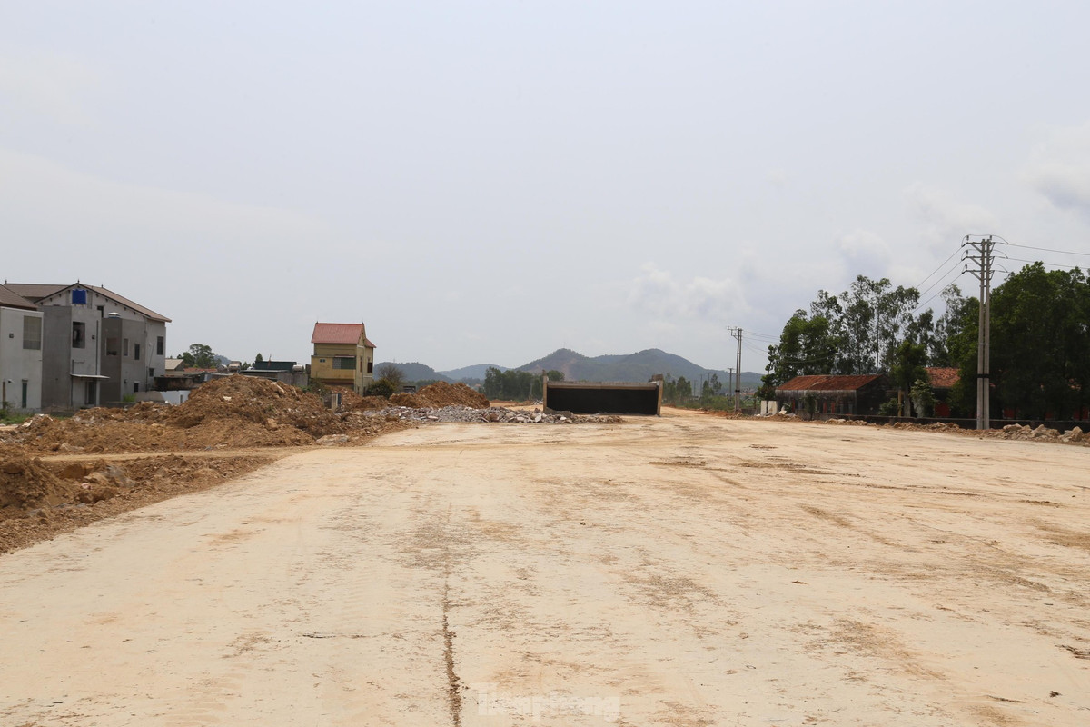 Dự án đầu tư xây dựng đường bộ cao tốc Bắc - Nam phía Đông giai đoạn 2017 - 2020 đi qua tỉnh Nghệ An dài 87,84km, có tổng mức đầu tư gần 7.500 tỷ đồng, sử dụng nguồn vốn ngân sách Nhà nước, thời gian thi công dự án trong khoảng 2 năm; thuộc 2 dự án thành phần đoạn Nghi Sơn - Diễn Châu và dự án thành phần đoạn Diễn Châu - Bãi Vọt.