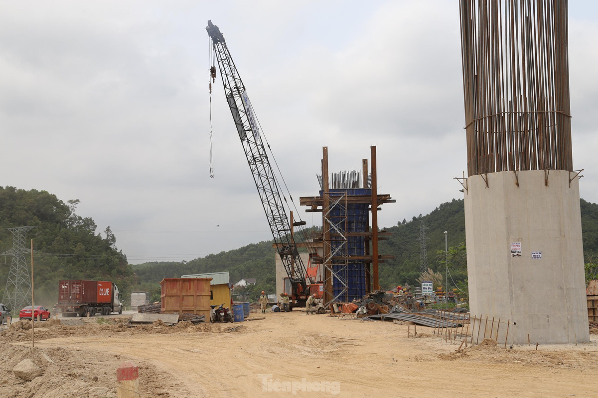 Dự án xây dựng quy mô 6 làn xe, nền đường 32,25m, vận tốc thiết kế 100 - 120km/h. Trước mắt, tại giai đoạn phân kỳ, dự án xây dựng quy mô 4 làn xe, nền đường 17m, vận tốc thiết kế 80km/h.