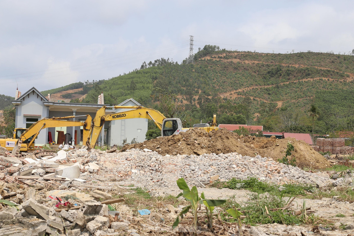 Như Tiền phong đã đưa tin, ngày 09/3/2022 Phó Chủ tịch Thường trực UBND tỉnh Nghệ An Lê Hồng Vinh có công văn phê bình Chủ tịch thị xã Hoàng Mai và các huyện Diễn Châu, Yên Thành, Hưng Nguyên do trước đó không thực hiện nghiêm chỉ đạo về công tác giải phóng mặt bằng, làm chậm tiến độ dự án đường bộ cao tốc Bắc - Nam đoạn qua địa bàn tỉnh Nghệ An.