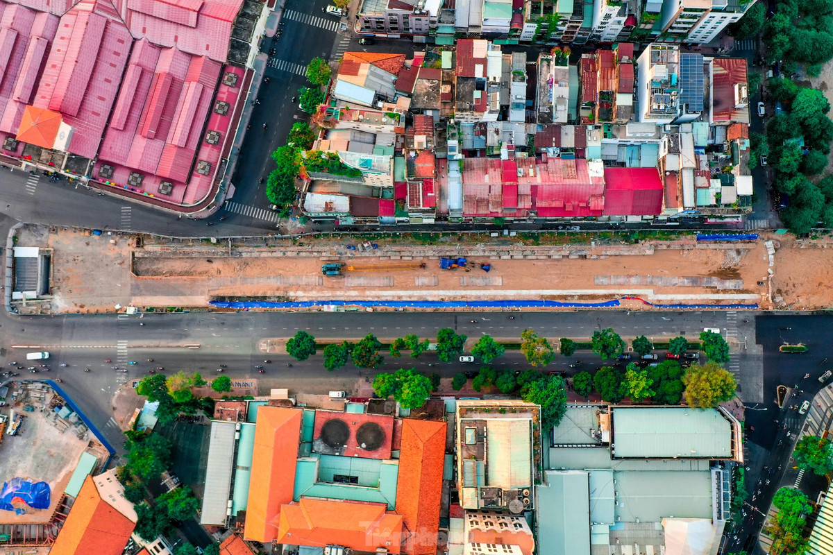 Hình ảnh đường Lê Lợi bị quây tôn, rào chắn để phục vụ dự án metro số 1. Ảnh: Hồng Phong