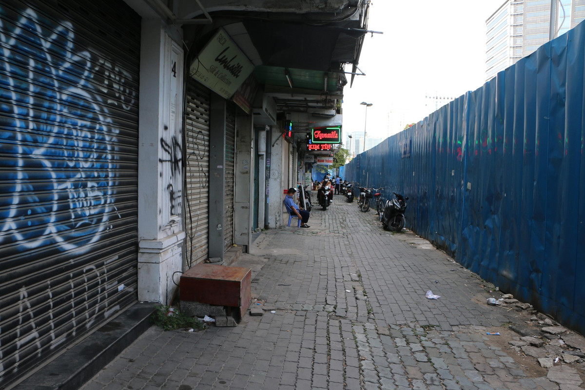 Hiện tại, một loạt mặt bằng bị ảnh hưởng trên đường Lê Lợi đang trong trạng thái đóng cửa chờ ngày giải tỏa rào chắn.