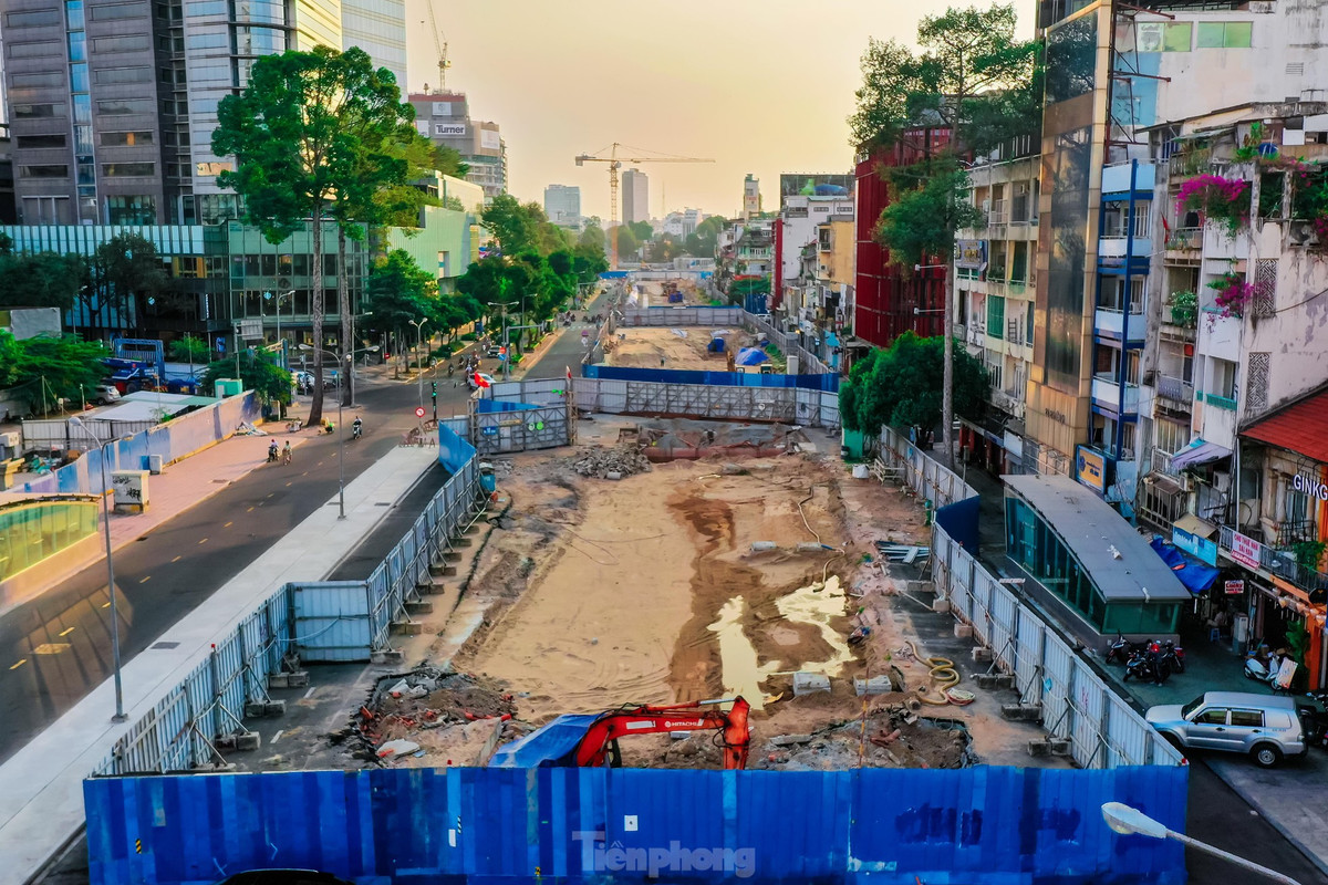 Gần 6 năm qua, với việc bị các “lô cốt” chặn ngay mặt tiền, loạt mặt bằng trên con đường sầm uất bậc nhất trung tâm thành phố giờ đây hầu hết đã đóng cửa, chờ ngày giải tỏa “lô cốt” để kinh doanh. Ảnh: Hồng Phong 