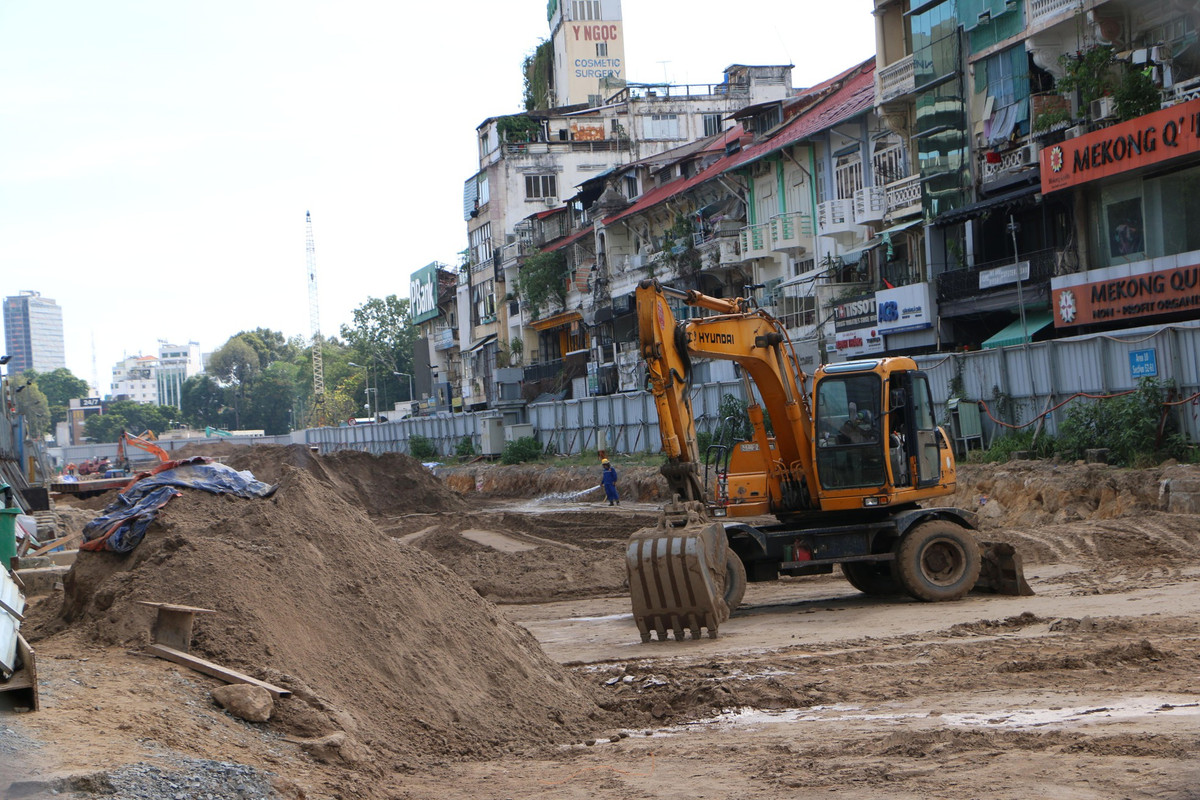Chia sẻ với PV, nhiều hộ dân trên tuyến đường Lê Lợi cho biết rất vui khi hay tin sắp tới sẽ tháo dỡ hàng rào lô cốt, tái lập mặt đường để việc kinh doanh trở lại sau gần 6 năm bị ảnh hưởng.