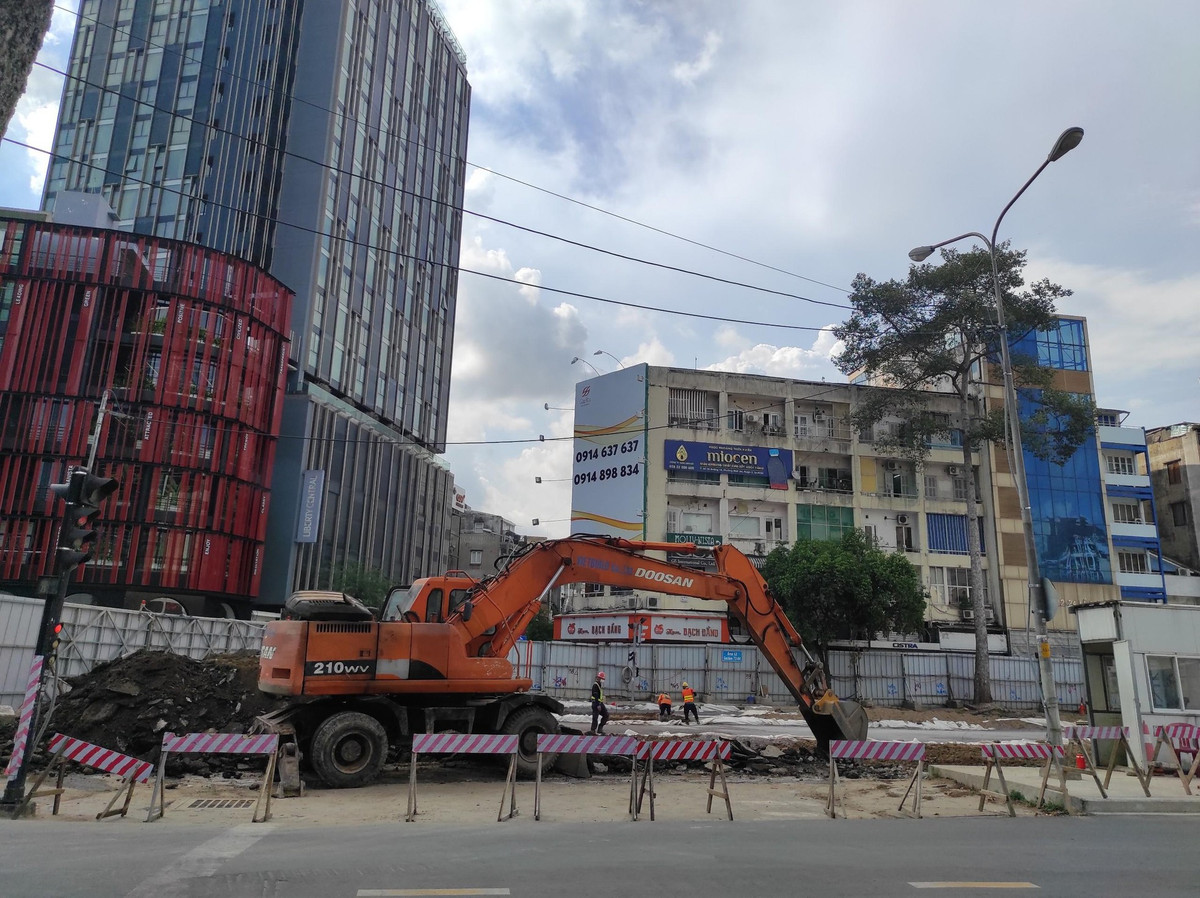 Ghi nhận ngày 24/3 cho thấy các đơn vị thi công đang khẩn trương chạy nước rút tái lập mặt đường và chuẩn bị bàn giao mặt bằng khu vực đường Lê Lợi.