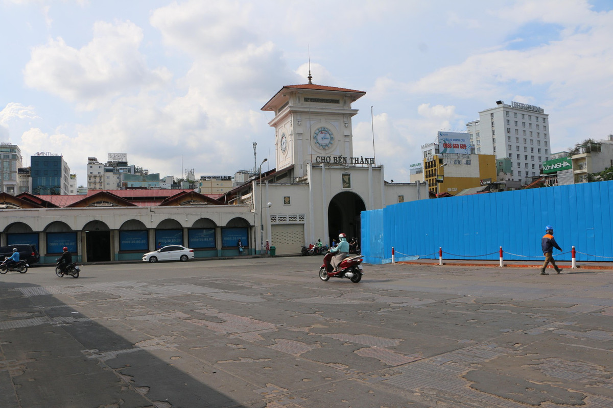 Rào chắn án ngữ phía trước cửa nam chợ Bến Thành (đường Lê Lợi) gần 6 năm qua. 