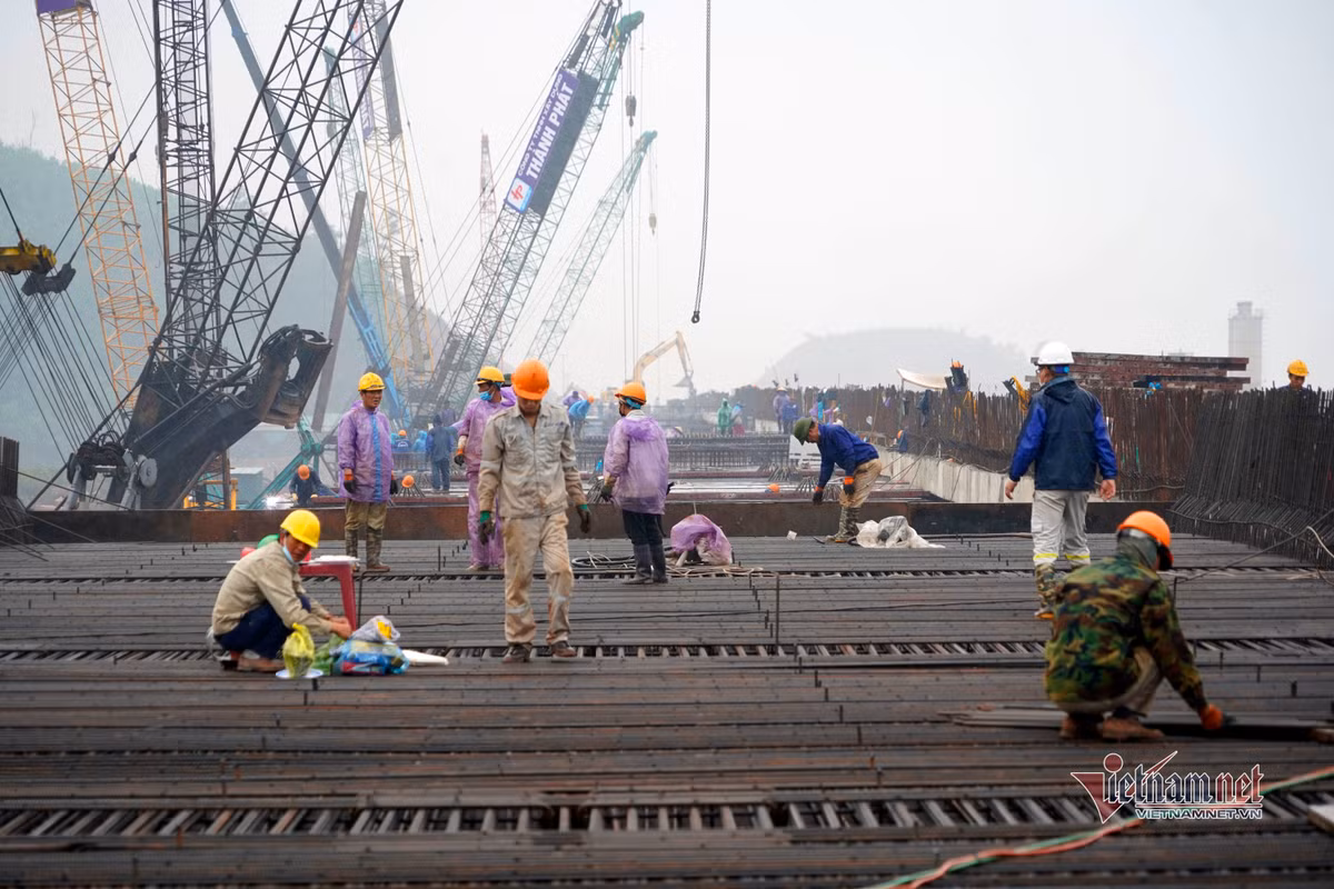 Khoảng 200 công nhân đang thi công trên cầu Đài Xuyên trong 1 ca làm việc