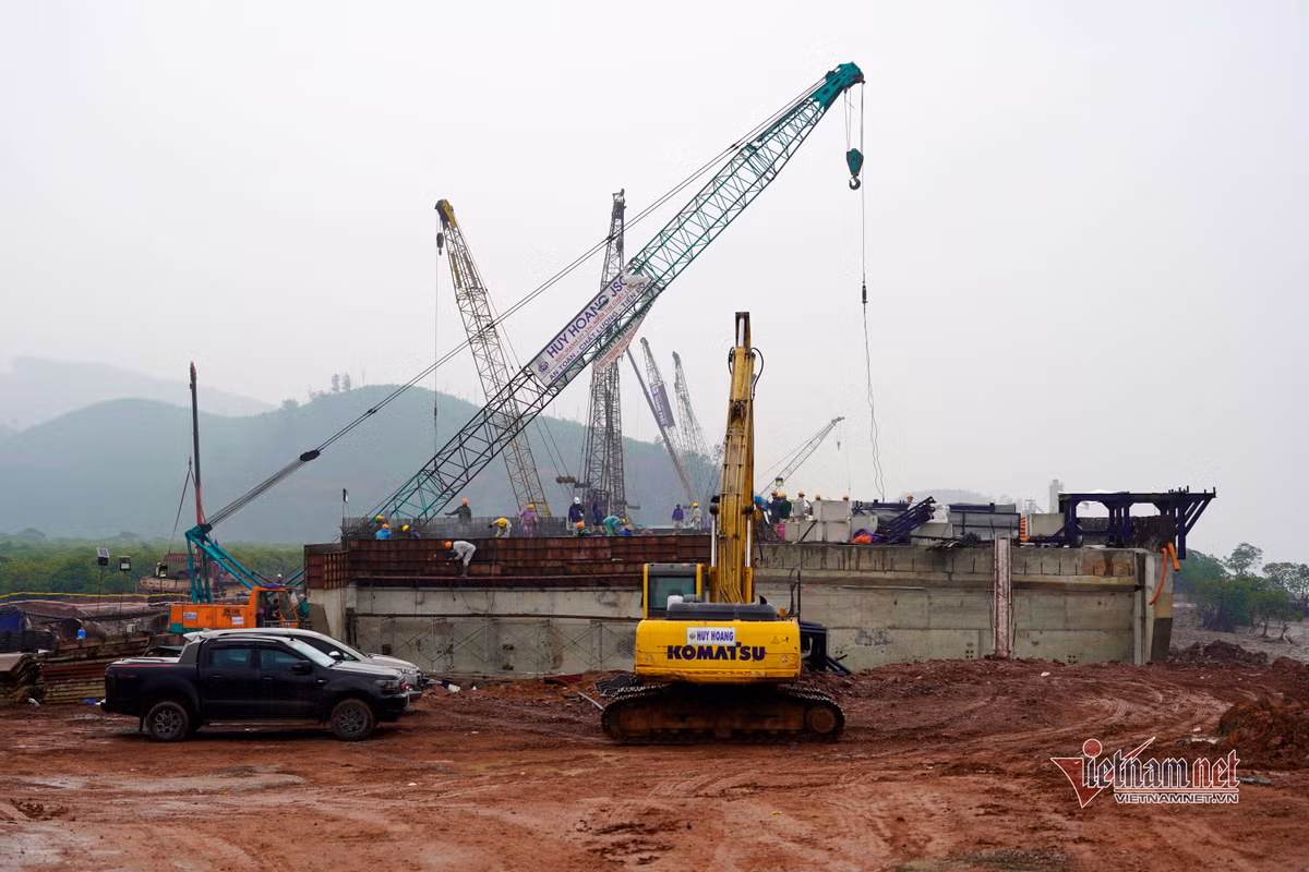 Nhộn nhịp trên công trường thi công cao tốc Vân Đồn - Móng Cái