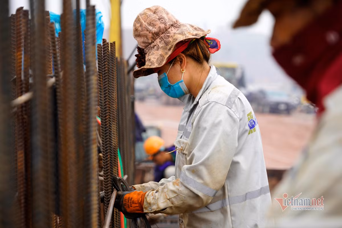 Công nhân thực hiện việc cố định khung thép