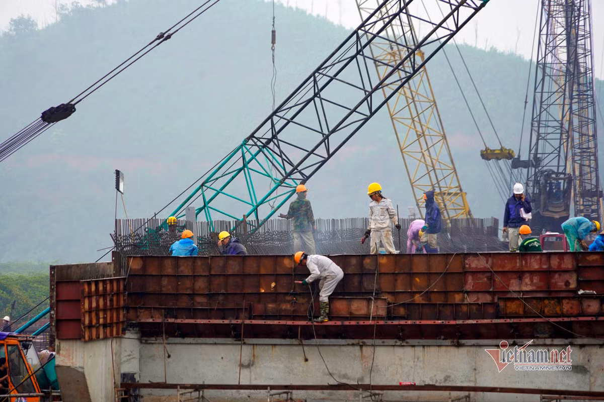 Khung thép của cầu Đài Xuyên đang được dựng thành hình