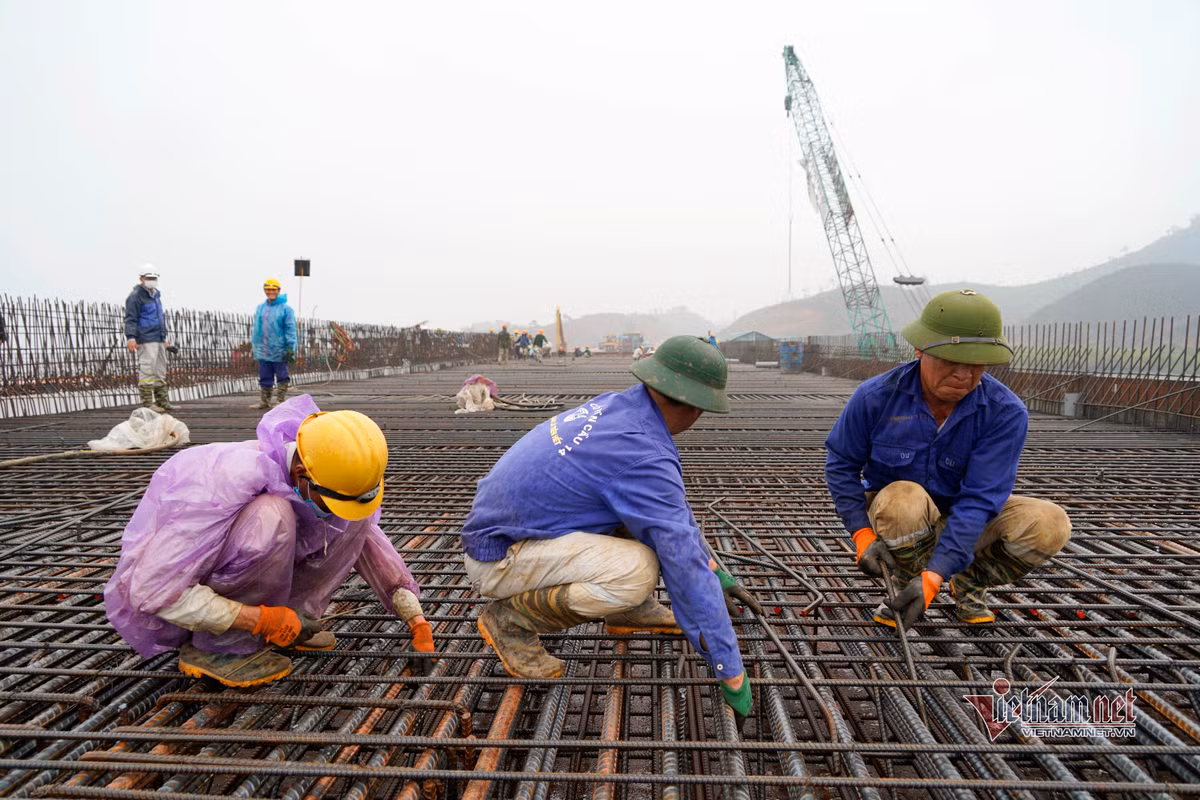 Đơn vị thi công triển khai thép dày đặc trên mặt đường các cầu nằm trong dự án 