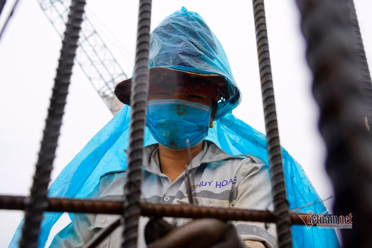 Công nhân thi công ba ca hàng ngày. Ảnh: Phạm Công