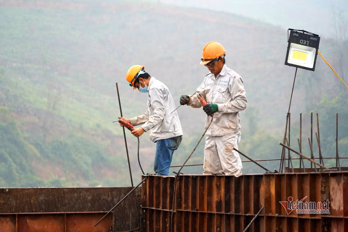 Công nhân được chia 3 ca làm việc