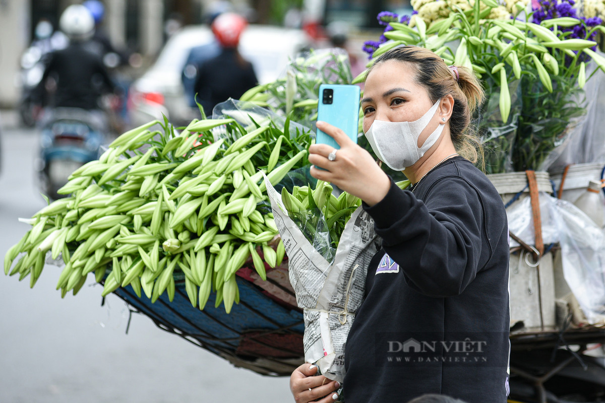 Chị Nguyễn Thị Huệ ( Long Biên ) chia sẻ: "Tôi rất thích hoa loa kèn và có thêm sở thích cắm hoa. Mỗi khi cuối tháng 3, tôi đều cố gắng mua cho bằng được hoa loa kèn về chưng trong nhà. Năm nay, thấy hoa loa kèn đã xuống phố, tôi cũng đã mua ngay, giá hoa năm nay cũng như các năm trước không cao quá".