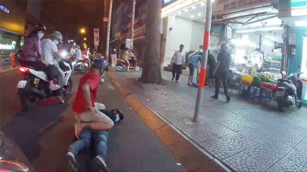 Video: Canh sat hinh su truy duoi, bat hai ke cuop o trung tam TP.HCM