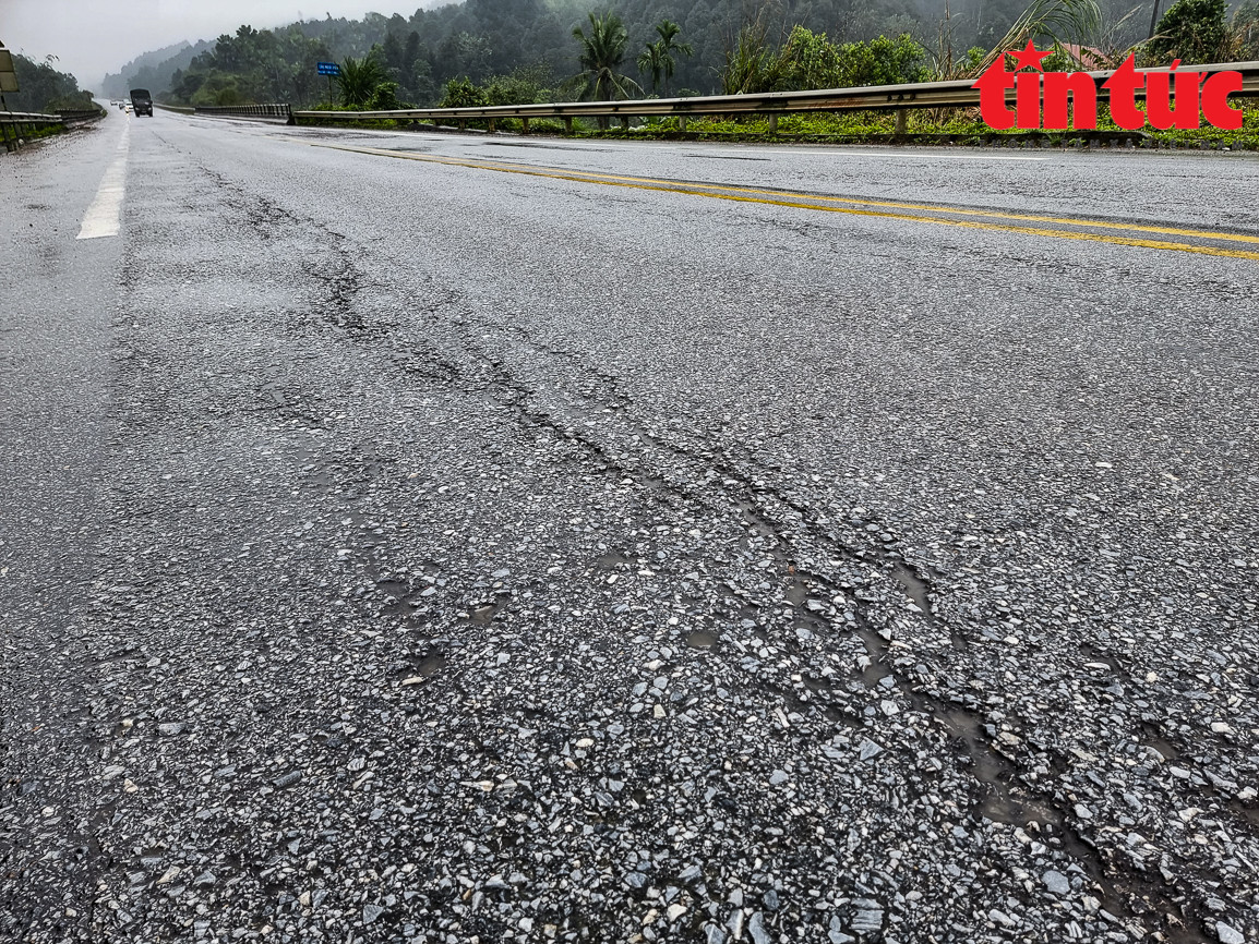 Nhiều điểm trên tuyến xuất hiện tình trạng nứt và lún gây biến dạng kết cấu.