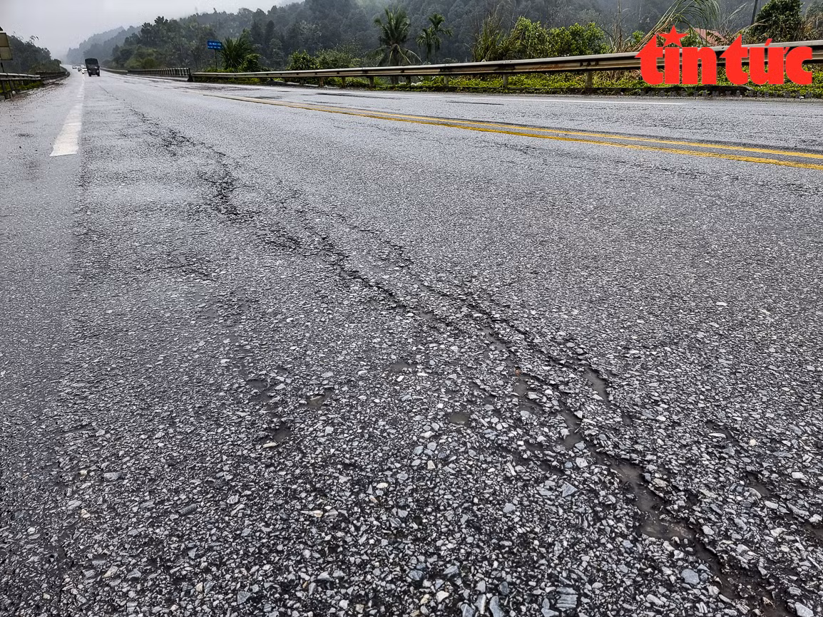 Nhiều điểm trên tuyến xuất hiện tình trạng nứt và lún gây biến dạng kết cấu.
