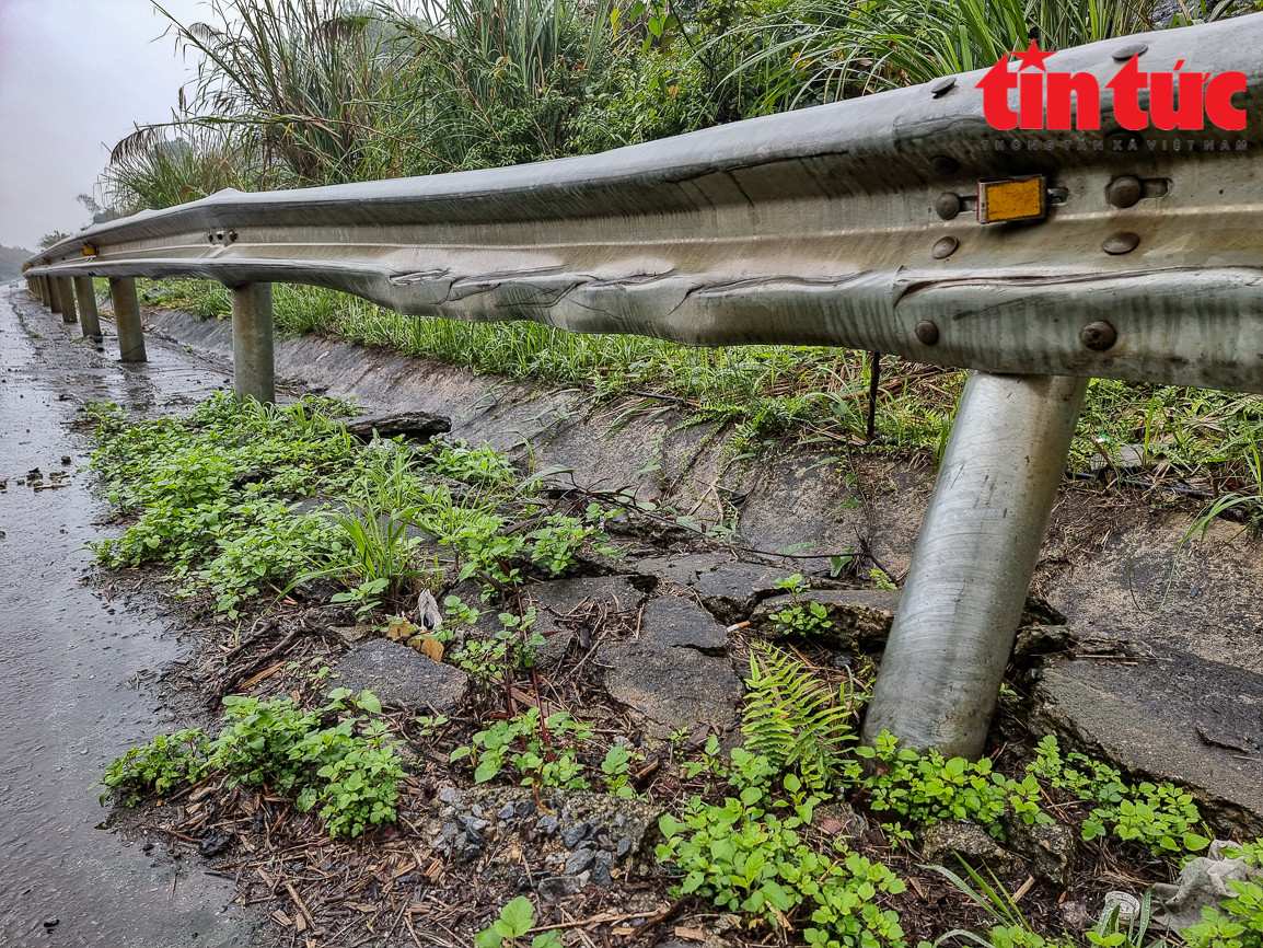 Barie tại một số điểm trên cao tốc đã biến dạng.