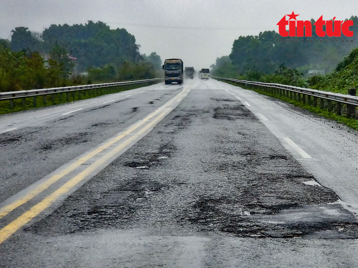 Theo ông Trần Ngọc Sơn, nguyên Chánh Văn phòng Ban An toàn Giao thông tỉnh Lào Cai, không có tiêu chuẩn kỹ thuật nào đối với đường cao tốc mà lại chỉ có 2 làn xe và phân cách mềm ở giữa.