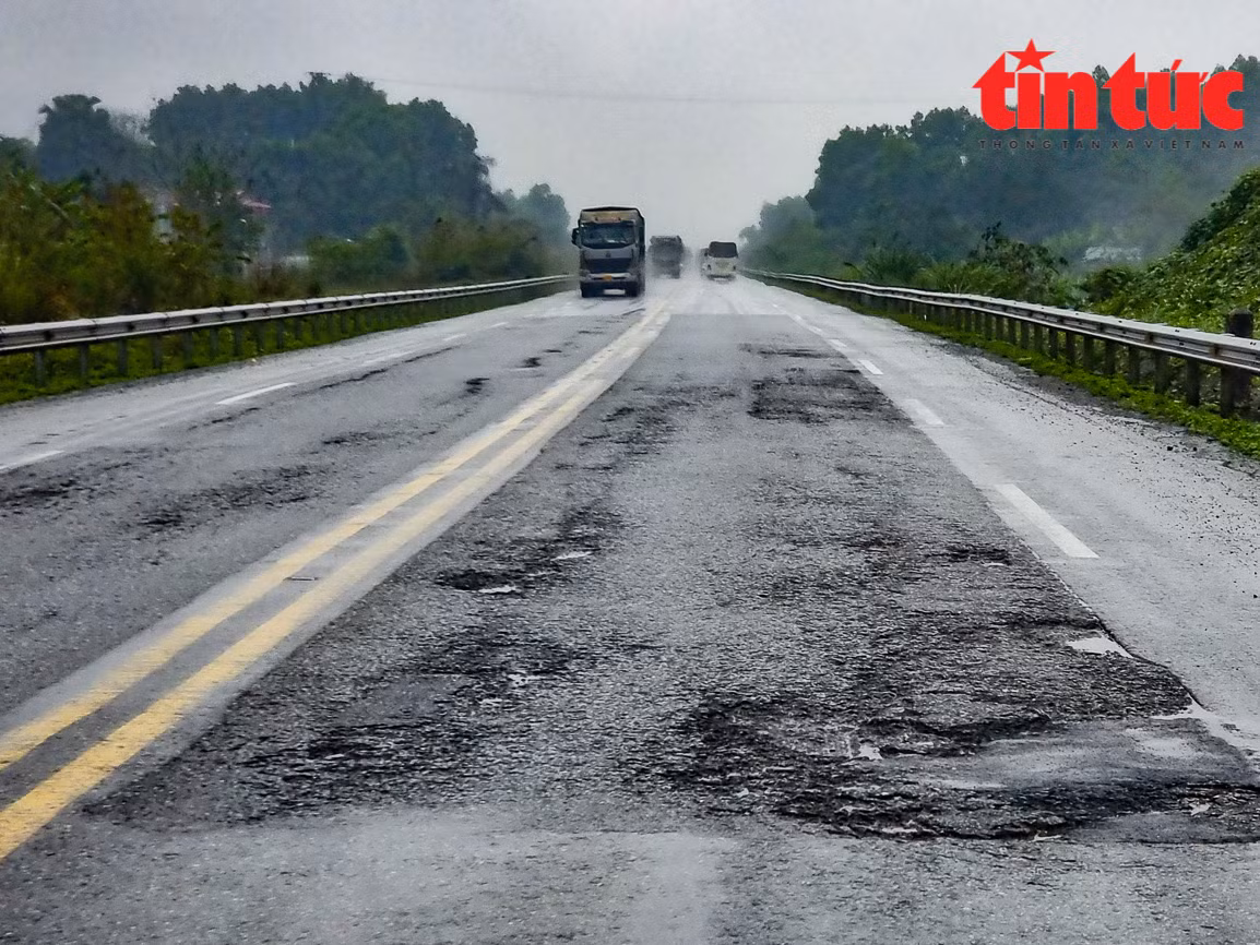 Theo ông Trần Ngọc Sơn, nguyên Chánh Văn phòng Ban An toàn Giao thông tỉnh Lào Cai, không có tiêu chuẩn kỹ thuật nào đối với đường cao tốc mà lại chỉ có 2 làn xe và phân cách mềm ở giữa.