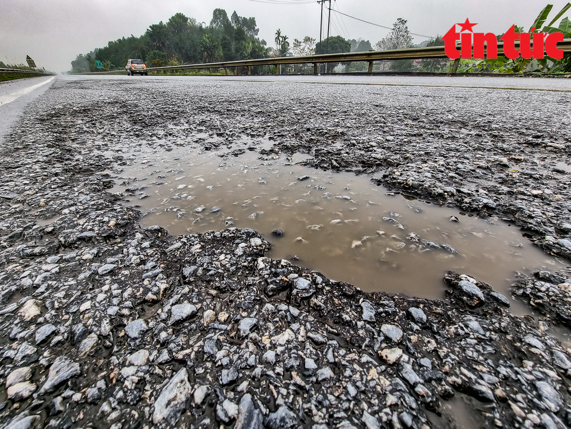 Nhiều lái xe ô tô khách đi trên cung đường này cho biết, mặt đường xấu tiềm ẩn nguy cơ nổ lốp khi chạy tốc độ cao, ảnh hưởng đến tính mạng của hành khách trên xe.