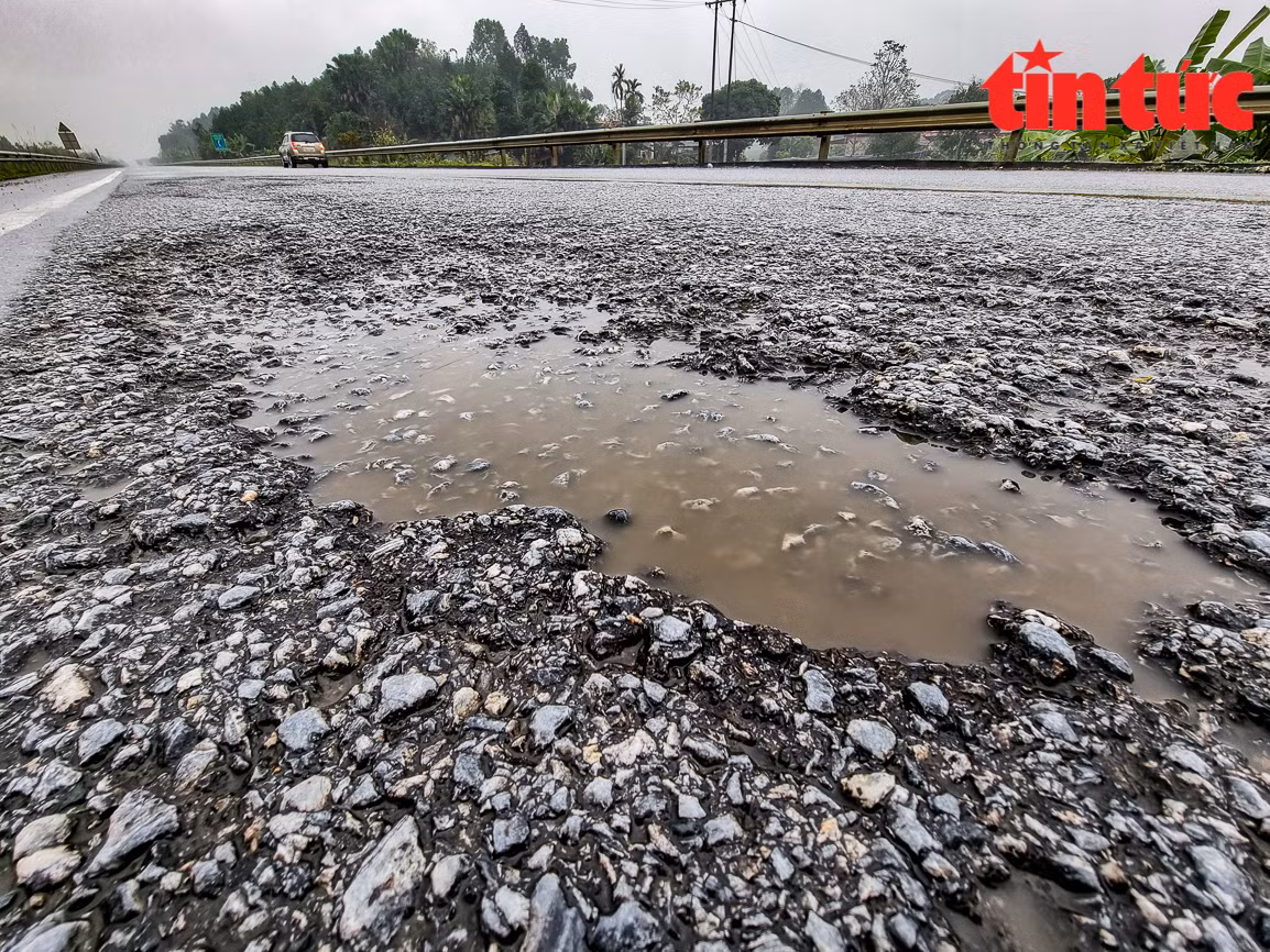 Nhiều lái xe ô tô khách đi trên cung đường này cho biết, mặt đường xấu tiềm ẩn nguy cơ nổ lốp khi chạy tốc độ cao, ảnh hưởng đến tính mạng của hành khách trên xe.