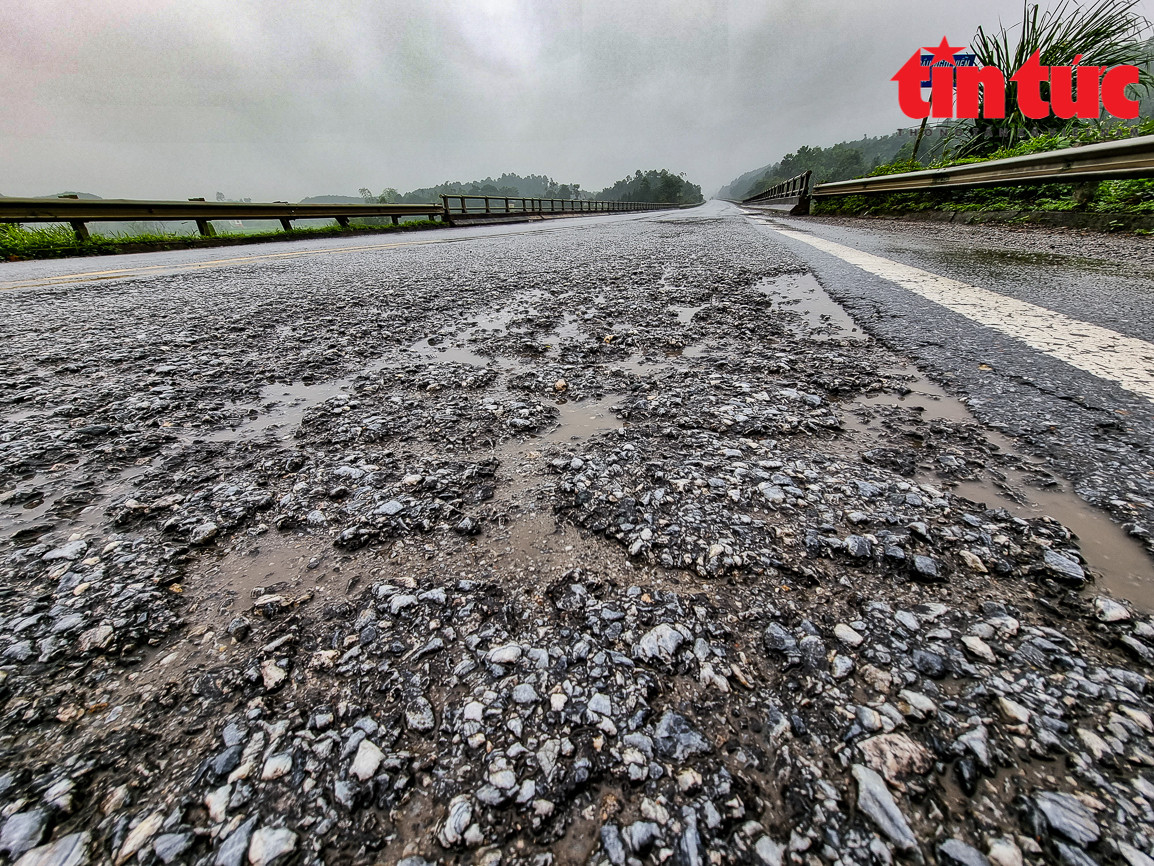 Nguyên nhân chính gây ra tình trạng xuống cấp là do vấn nạn xe quá tải ngày đêm chạy trên tuyến cao tốc này mà không được kiểm soát.