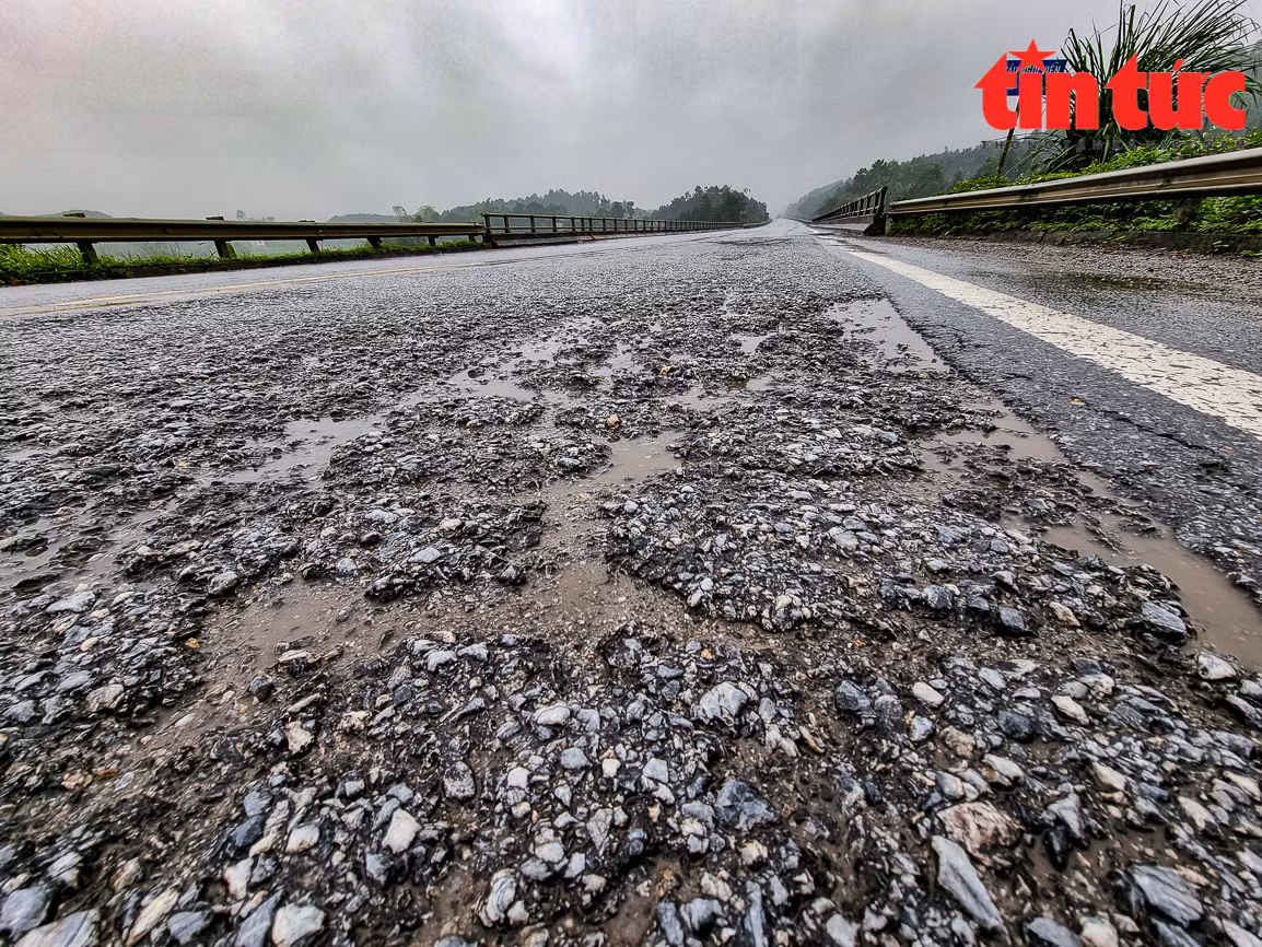 Nguyên nhân chính gây ra tình trạng xuống cấp là do vấn nạn xe quá tải ngày đêm chạy trên tuyến cao tốc này mà không được kiểm soát.