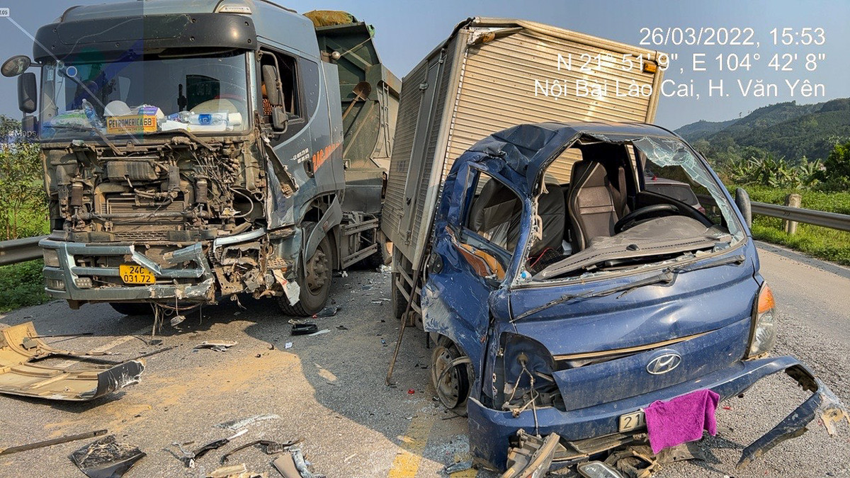 Hiện trường vụ tai nạn liên hoàn trên cao tốc Nội Bài-Lào Cai vào ngày 26/3/2022.