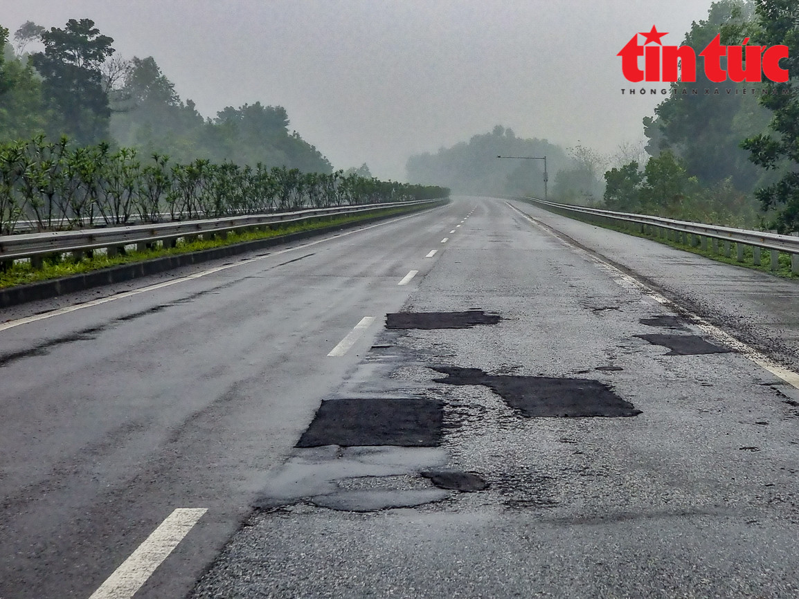 Tuyến cao tốc này chưa được đại tu, sửa chữa lớn, dù nhiều năm nay vẫn thu phí BOT và phí bảo trì đường bộ.