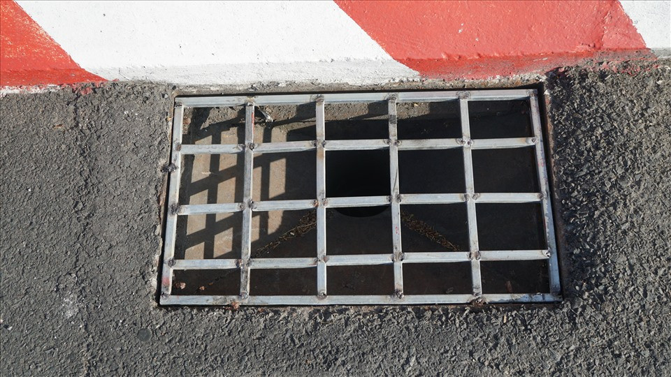 Nhiều hố trước đó đã bị mất ở cầu vượt IC3, nay được hàn lại.