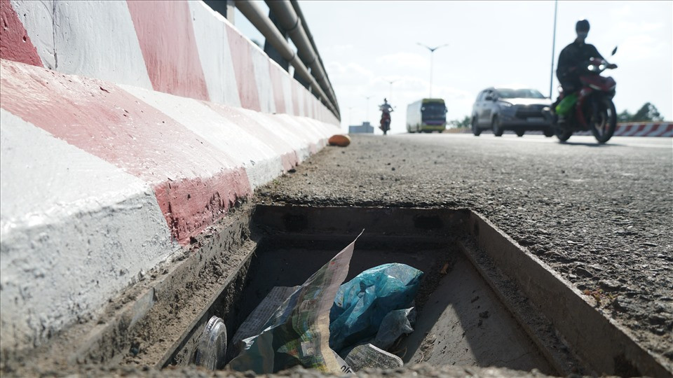 Theo ghi nhận của Lao Động chiều 13.3, dọc theo tuyến Quốc lộ 1, đoạn từ cầu vượt IC3 đến cầu Cái Răng 2, thuộc địa bàn quận Cái Răng – TP.Cần Thơ nhiều nắp cống đã bị mất.