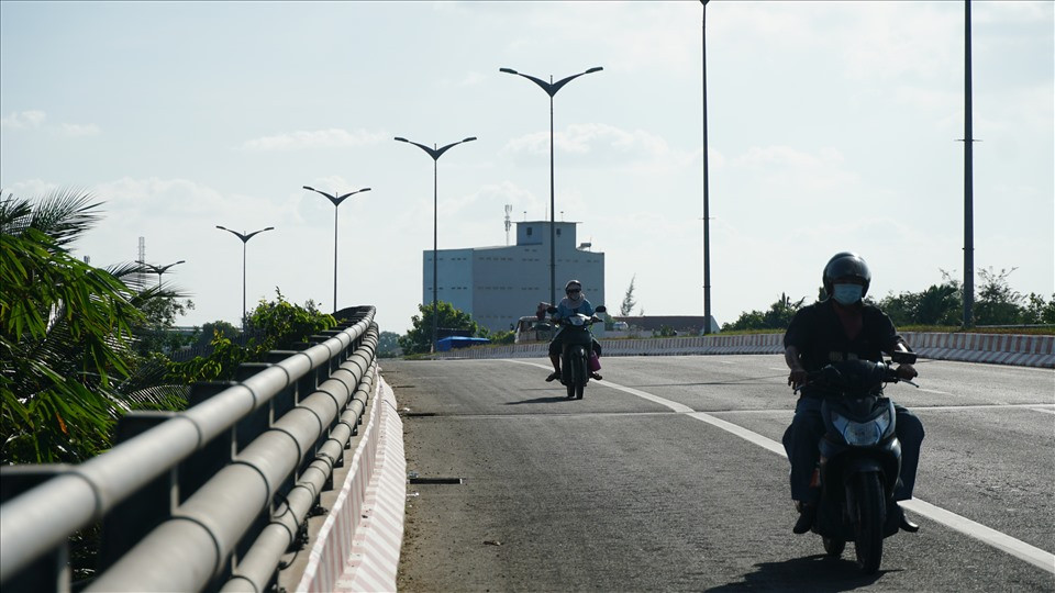 Ông Nguyễn Văn Bảy (47 tuổi, quận Cái Răng) cho biết, tình trạng các cống thoát nước bị mất nắp đã diễn ra một thời gian dài nhưng vẫn chưa thấy cơ quan chức năng vào cuộc xử lý. “Để bảo đảm an toàn cho người dân khi tham gia giao thông, mong rằng, các cơ quan, đơn vị có trách nhiệm sẽ sớm vào cuộc có phương án xử lý, khắc phục vấn đề này. Trước mắt, cần có các biện pháp cảnh báo đủ để người dân nhận biết được hiểm nguy của những “cạm bẫy” này”, ông Bảy cho hay.