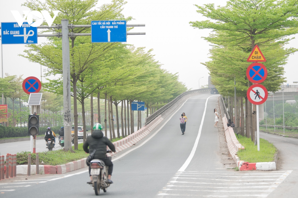 Một số người còn tranh thủ lúc vắng xe ra đứng giữa đường để chụp ảnh.