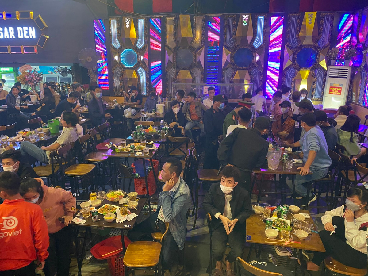 Hàng chục trai xinh, gái đẹp phê ma túy trong Pub Beer Century Hang chuc trai xinh, gai dep phe ma tuy trong Pub Beer Century