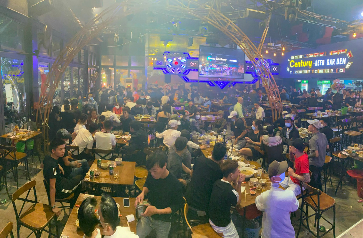 Khoảng 22h45p ngày 28/3, Phòng Cảnh sát điều tra tội phạm về ma túy đã phối hợp với Công an phường Phú Hội và một số đơn vị nghiệp vụ khác bất ngờ kiểm tra quán Pub Beer Century, phát hiện bắt quả tang đối tượng Nguyễn Bá Nhật Minh (SN 2002, trú tại phường Tây Lộc) đang tàng trữ trái phép 0,6862g ma túy tổng hợp.