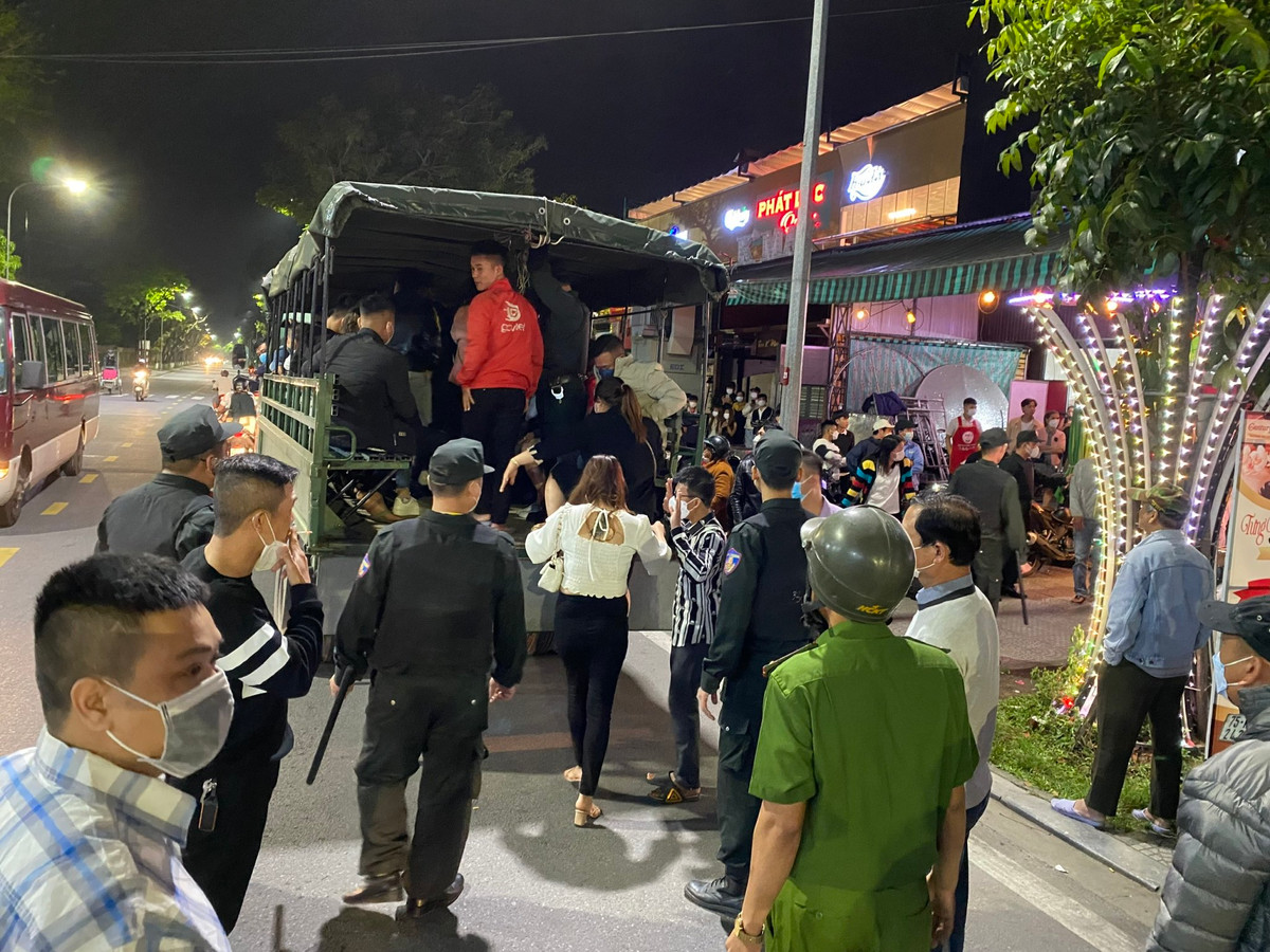 Tại thời điểm kiểm tra trong quán có khoảng 140 khách và nhân viên phục vụ, qua test nhanh, phát hiện 20 khách dương tính với chất ma túy.