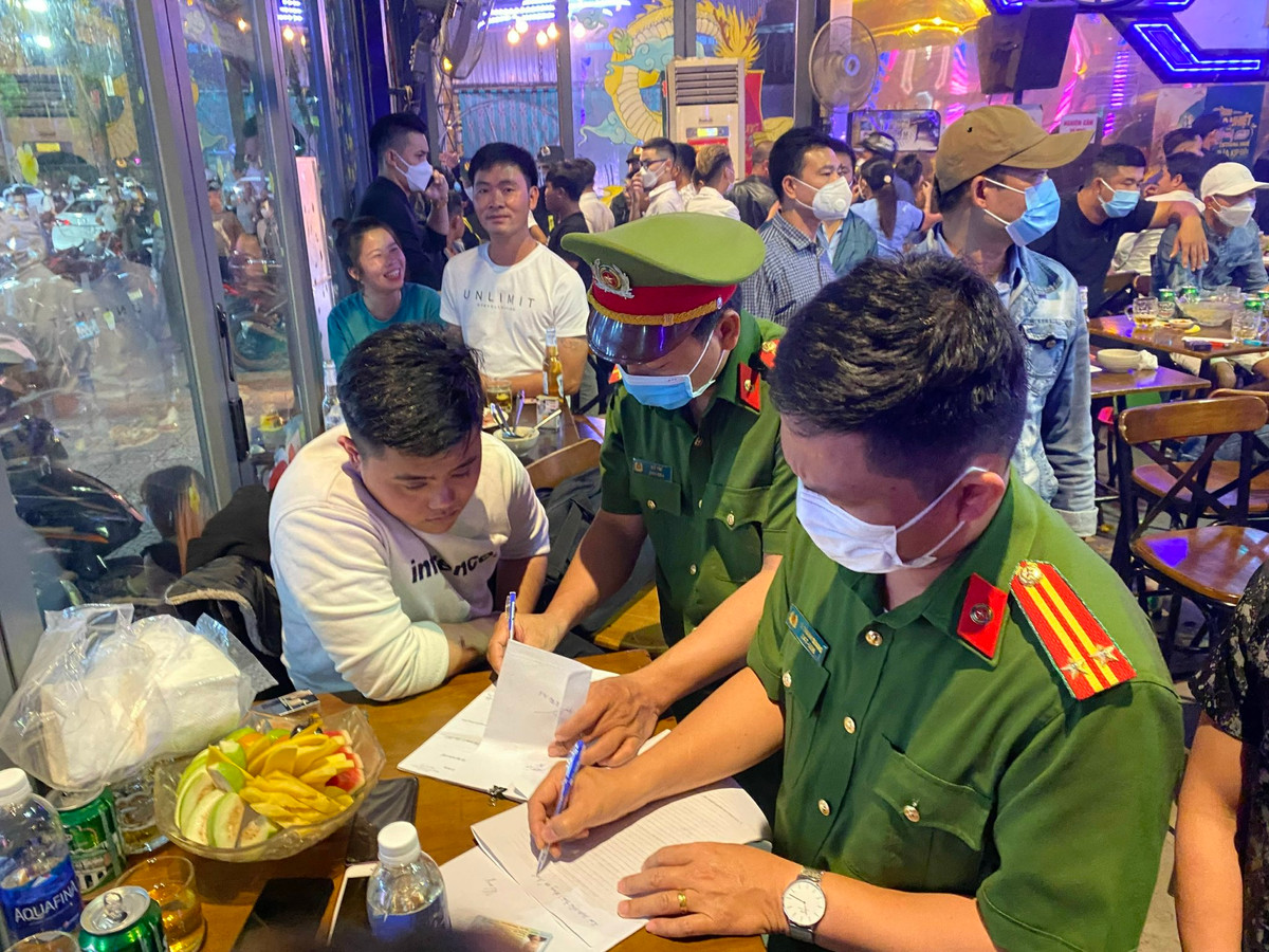 Tiếp đó, lực lượng Công an phát hiện các đối tượng Nguyễn Văn Tình (SN 1981, trú tại huyện Phú Lộc), Ngô Văn Hoàng Phú (SN 1995, trú tại phường An Cựu), Nguyễn Văn Cường (SN 1992, trú tại huyện Phú Lộc) và Nguyễn Trung Hiếu (SN 1993, trú tại thị xã Hương Thủy) đang tàng trữ, sử dụng trái phép chất ma túy, thu giữ được 0,2932g ma túy tổng hợp.